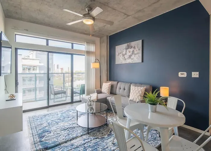 Plush 2Bd - Cdt - Gym, Pool, Parking - Sleep 8