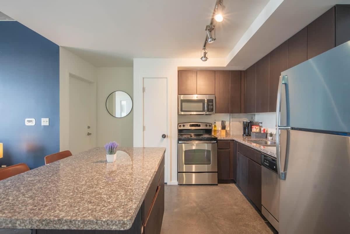 Plush 2bd - Cdt - Gym, Pool, Parking - Sleep 8 * Phoenix