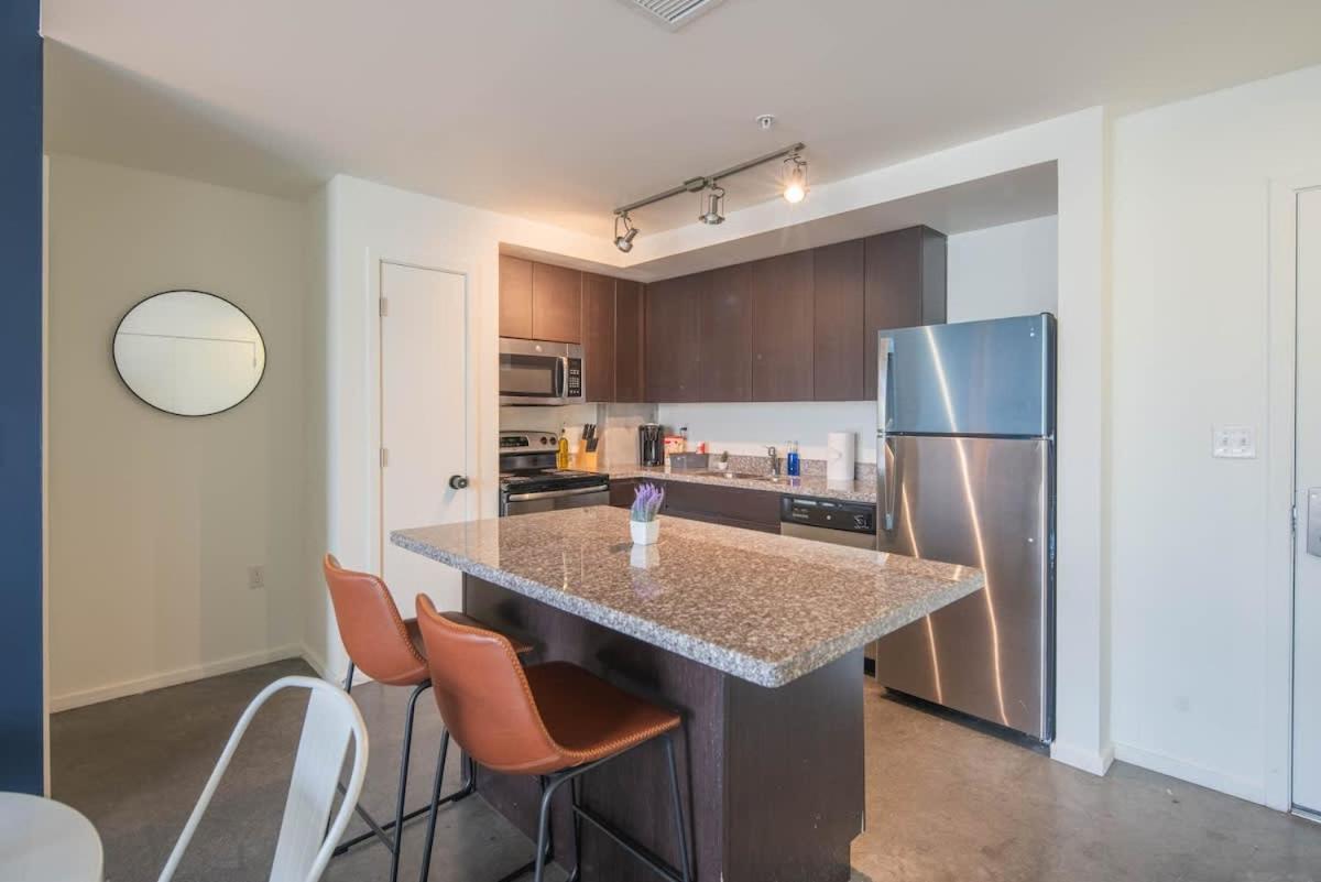 Plush 2bd - Cdt - Gym, Pool, Parking - Sleep 8 Phoenix