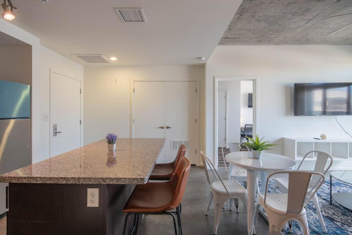 Apartment Plush 2bd - Cdt - Gym, Pool, Parking - Sleep 8