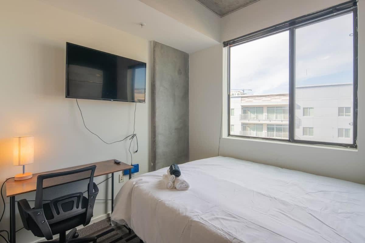 Plush 2bd - Cdt - Gym, Pool, Parking - Sleep 8 *