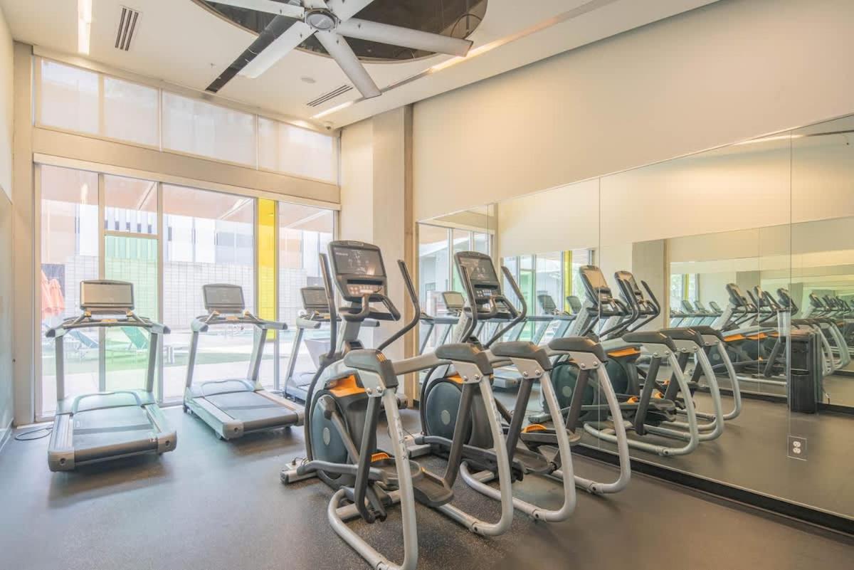 Plush 2bd - Cdt - Gym, Pool, Parking - Sleep 8 *